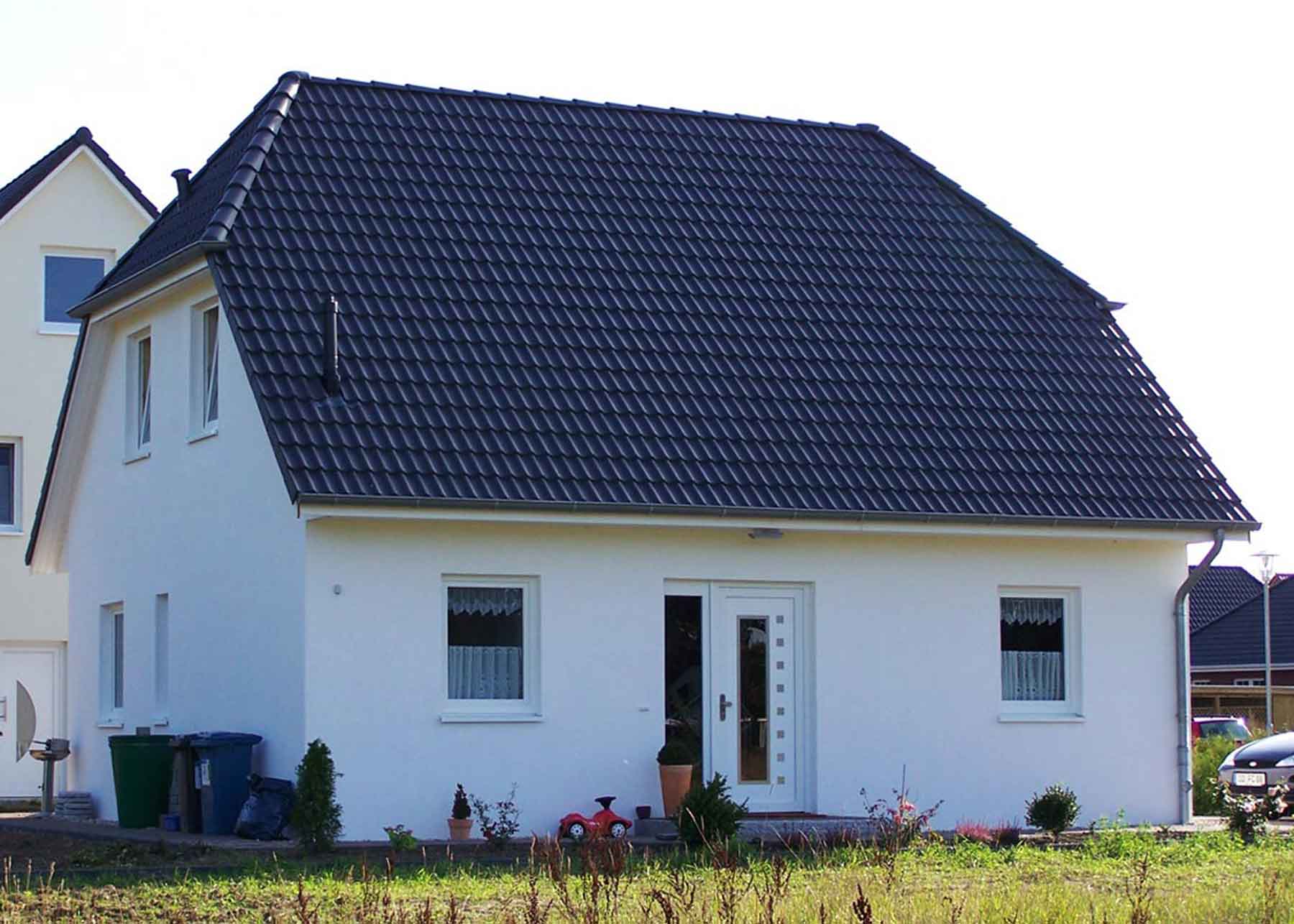 Ein Foto vom Krüppelwalmdach-Haus von FIKO-Hausbau